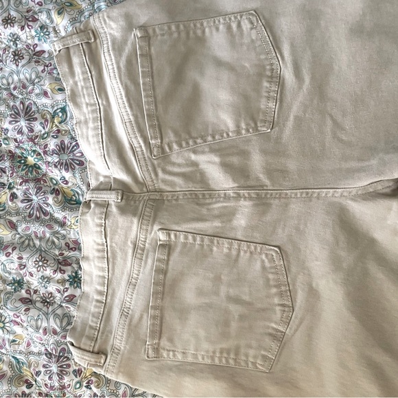 Gloria Vanderbilt All-Around Slimming Effect Cuff Capri. - Picture 4 of 4